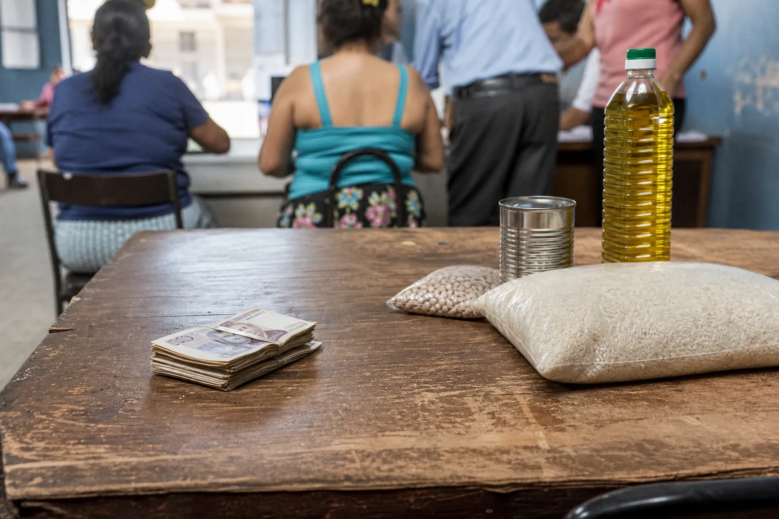 Cash transfers or food aid for poverty relief?